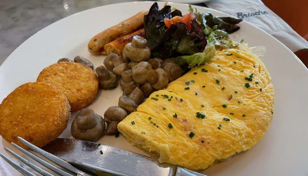 Omelette, mushrooms and sausages 