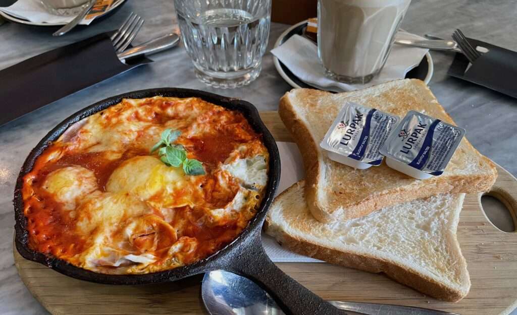 Arab breakfast shakshuka 