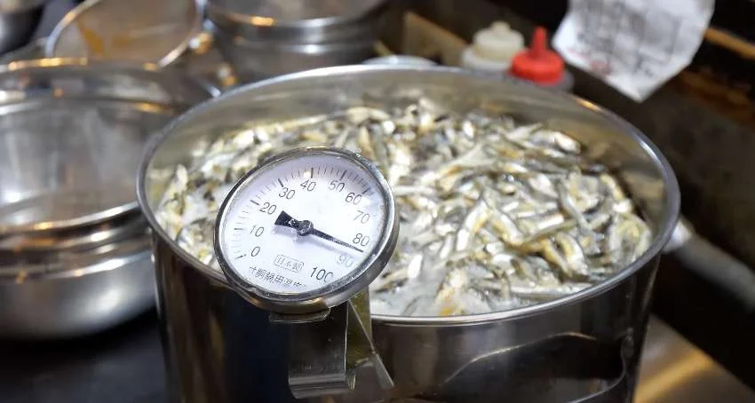Kitchen thermometer to prepare dashi