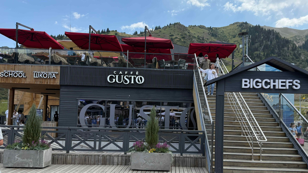 Ski school, restaurants and cafes