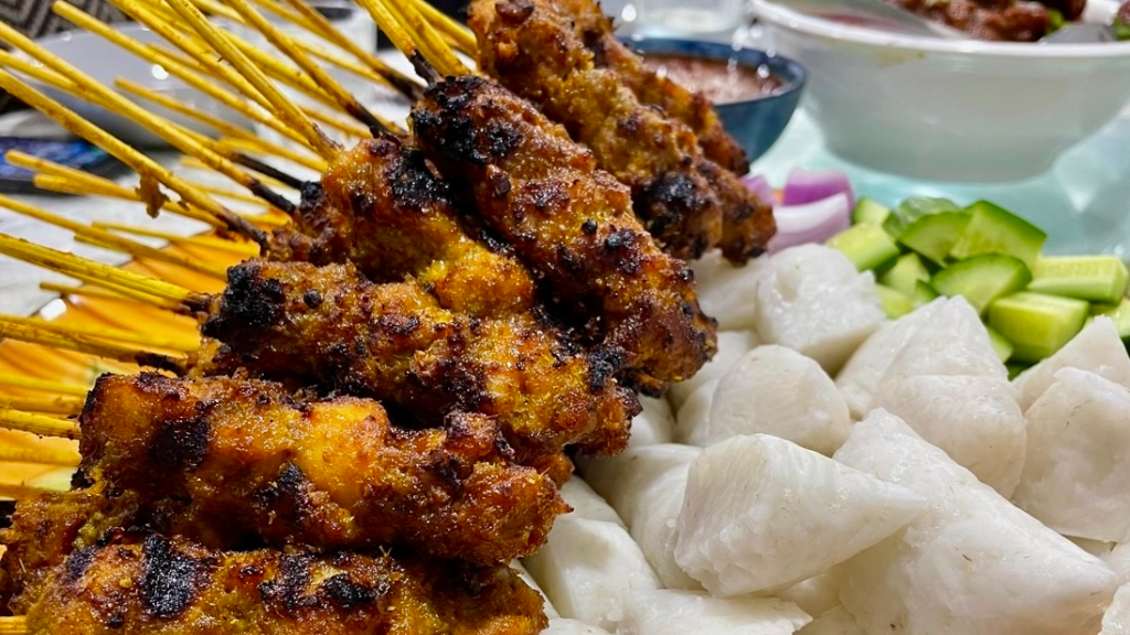 Satay with rice cakes, cucumber and onions