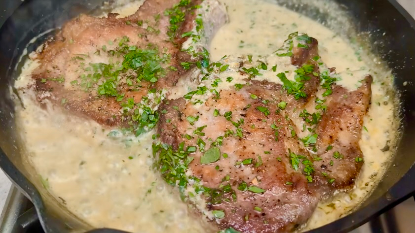 Pork chops in creamy garlic sauce