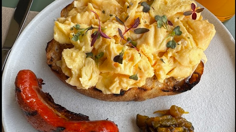 Light , non greasy scrambled eggs on toast with sausage