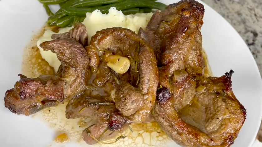 Lamb with mashed potatoes and beans 